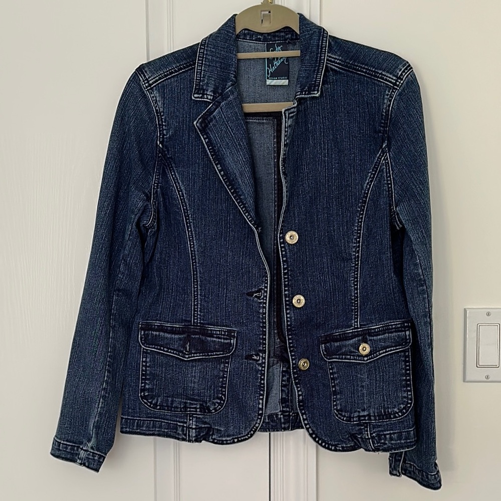 Blue Jean Jacket with Notched Lapel and Fitted Silhouette